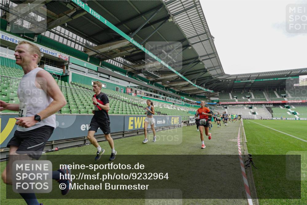 05.10.2025 - 20. swb-Marathon Bremen Michael Burmester http://msf.ph/oto/9232964 05.10.2025 12:54:41 Laufen im Stadion 53, 82, 104, 124, 132, 169, 289, 319, 417, 504, 524, 756, 944, 1165, 1308, 1474, 1483, 1517, 1543, 1721, 1729, 1873, 1896, 1897, 1945, 1976, 2024, 2180, 2265, 2274, 2431, 2573, 2767, 2841, 3069, 3193, 3212, 3224, 3359, 3436, 3531, 3703, 3848, 4257, 4595, 4672, 4816, 4837, 4949, 4958, 5022, 5206, 5452, 5666, 5869, 5978, 6184, 6583, 6683, 6853, 7052, 7232, 7279, 7494, 7508, 7814, 7928, 7986, 8642, 8653, 8737, 89, 250, 368, 458, 507, 950, 1460, 1489 meine-sportfotos.de