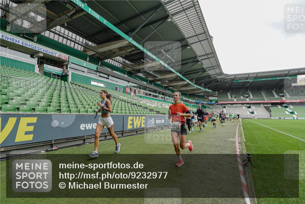05.10.2025 - 20. swb-Marathon Bremen Michael Burmester http://msf.ph/oto/9232977 05.10.2025 12:54:42 Laufen im Stadion 53, 82, 104, 124, 132, 169, 289, 319, 417, 504, 524, 756, 944, 1165, 1308, 1474, 1483, 1517, 1543, 1721, 1729, 1873, 1896, 1897, 1945, 1976, 2024, 2180, 2265, 2274, 2431, 2494, 2573, 2767, 2841, 3069, 3193, 3212, 3224, 3359, 3436, 3531, 3703, 3848, 4257, 4595, 4672, 4816, 4837, 4919, 4949, 4958, 5022, 5206, 5452, 5666, 5869, 5978, 6184, 6583, 6683, 6853, 7052, 7232, 7279, 7494, 7508, 7814, 7928, 7986, 8642, 8653, 8737, 89, 250, 368, 458, 507, 950, 1460, 1489 meine-sportfotos.de