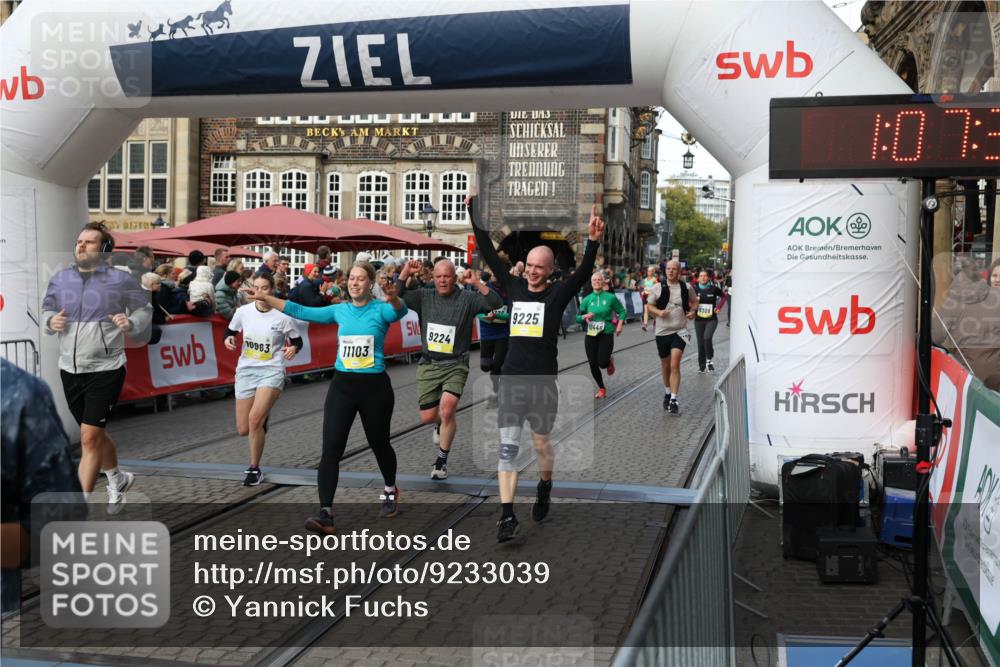 05.10.2025 - 20. swb-Marathon Bremen Yannick Fuchs http://msf.ph/oto/9233039 05.10.2025 11:03:31 Ziel 7776, 9224, 9225, 9246, 9308, 10142, 10405, 10446, 10963, 10995, 11103, 11124, 11150, 11236, 11467, 11502, 11508, 11509 meine-sportfotos.de
