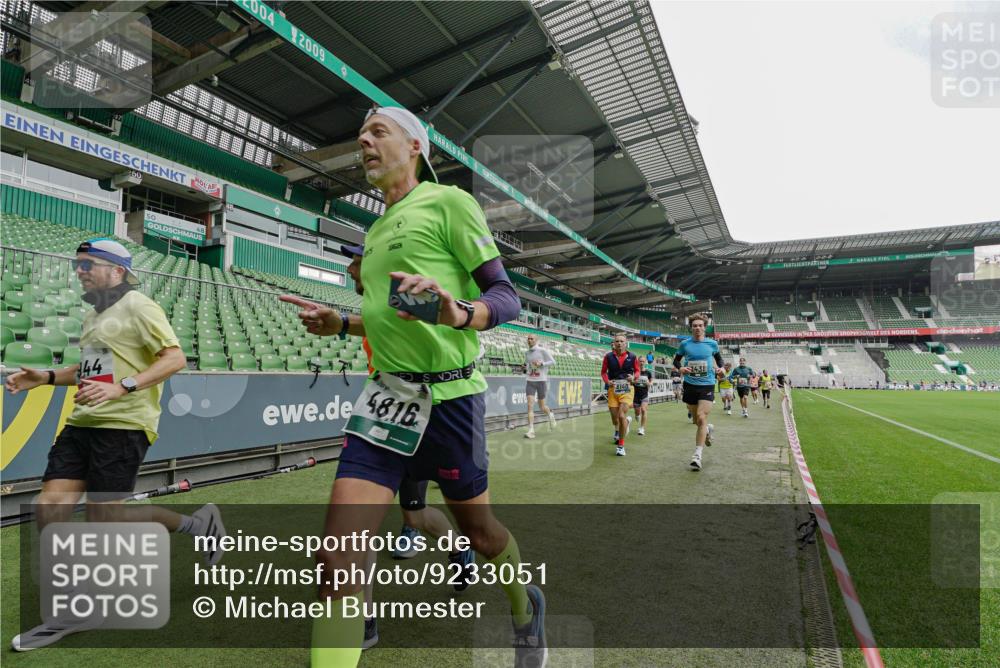 05.10.2025 - 20. swb-Marathon Bremen Michael Burmester http://msf.ph/oto/9233051 05.10.2025 12:54:52 Laufen im Stadion 53, 82, 104, 124, 132, 169, 289, 319, 417, 504, 524, 663, 944, 1308, 1474, 1483, 1543, 1721, 1737, 1896, 1897, 1945, 1976, 2024, 2180, 2265, 2274, 2431, 2494, 2573, 2642, 2767, 2841, 3069, 3193, 3212, 3224, 3359, 3436, 3531, 3703, 3848, 4257, 4595, 4672, 4771, 4816, 4837, 4919, 4949, 4958, 5022, 5034, 5206, 5452, 5666, 5869, 5978, 6184, 6527, 6583, 6649, 6683, 6853, 7052, 7279, 7494, 7508, 7814, 7928, 7986, 8642, 8653, 8737, 250, 507, 524, 756, 950, 1165, 1460 meine-sportfotos.de