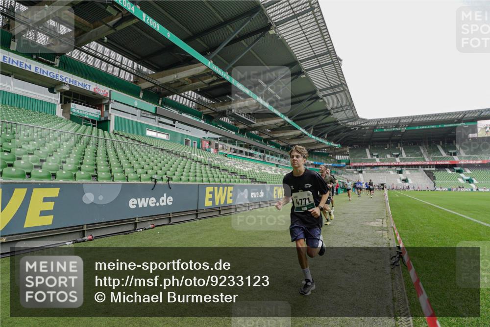 05.10.2025 - 20. swb-Marathon Bremen Michael Burmester http://msf.ph/oto/9233123 05.10.2025 12:55:03 Laufen im Stadion 82, 104, 124, 169, 289, 319, 417, 504, 663, 944, 1308, 1474, 1483, 1543, 1721, 1737, 1896, 1897, 1945, 2022, 2024, 2180, 2265, 2274, 2431, 2494, 2642, 2716, 2767, 3069, 3193, 3224, 3359, 3436, 3489, 3531, 3703, 3838, 3848, 4257, 4595, 4672, 4771, 4816, 4823, 4837, 4919, 4949, 4958, 5034, 5177, 5452, 5554, 5666, 5869, 5907, 6184, 6527, 6583, 6649, 6683, 6853, 7052, 7279, 7494, 7814, 7928, 7986, 8642, 8653, 8737, 53, 132, 524, 756, 1165, 1976, 2573, 2841, 3212, 5022, 5206, 5978 meine-sportfotos.de
