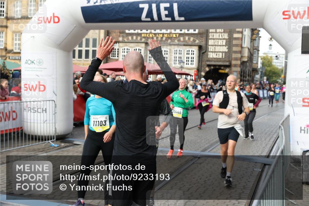 05.10.2025 - 20. swb-Marathon Bremen Yannick Fuchs http://msf.ph/oto/9233193 05.10.2025 11:03:33 Ziel 7776, 9224, 9225, 9308, 10405, 10446, 10963, 10995, 11103, 11124, 11150, 11236, 11467, 11502, 11508, 11509 meine-sportfotos.de