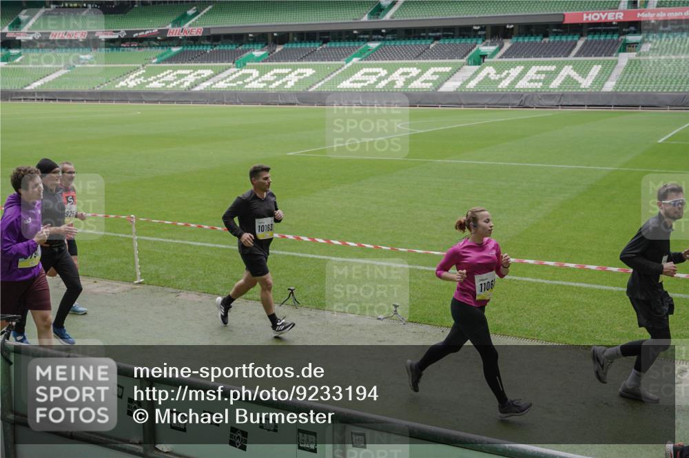 05.10.2025 - 20. swb-Marathon Bremen Michael Burmester http://msf.ph/oto/9233194 05.10.2025 10:31:18 Laufen im Stadion 7251, 9004, 9172, 9196, 9214, 9230, 9252, 9263, 9267, 9277, 9287, 9333, 9337, 9399, 9416, 9425, 9431, 9449, 9457, 9506, 9584, 9645, 9676, 9683, 9708, 9715, 9742, 9787, 9791, 9852, 9894, 9903, 9934, 10014, 10016, 10020, 10066, 10163, 10199, 10222, 10240, 10251, 10279, 10317, 10321, 10356, 10378, 10380, 10438, 10449, 10479, 10514, 10537, 10543, 10556, 10609, 10625, 10636, 10638, 10655, 10668, 10669, 10698, 10743, 7733, 9209, 9251, 9906 meine-sportfotos.de