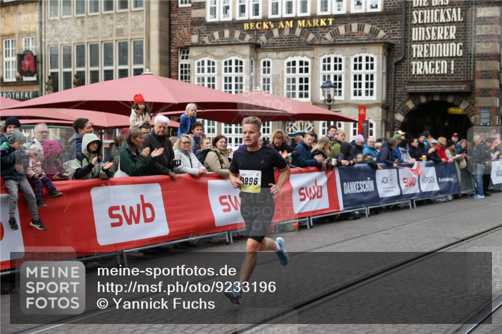 05.10.2025 - 20. swb-Marathon Bremen Yannick Fuchs http://msf.ph/oto/9233196 05.10.2025 10:32:53 Ziel 9996 meine-sportfotos.de