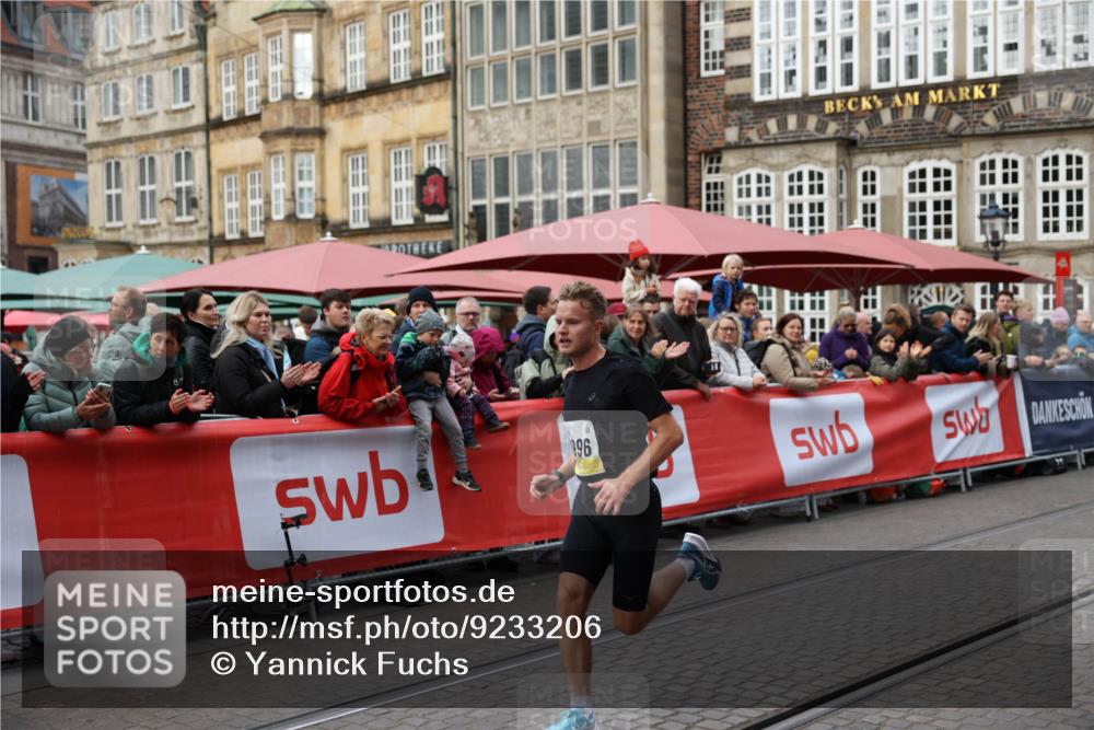 05.10.2025 - 20. swb-Marathon Bremen Yannick Fuchs http://msf.ph/oto/9233206 05.10.2025 10:32:53 Ziel 9996 meine-sportfotos.de