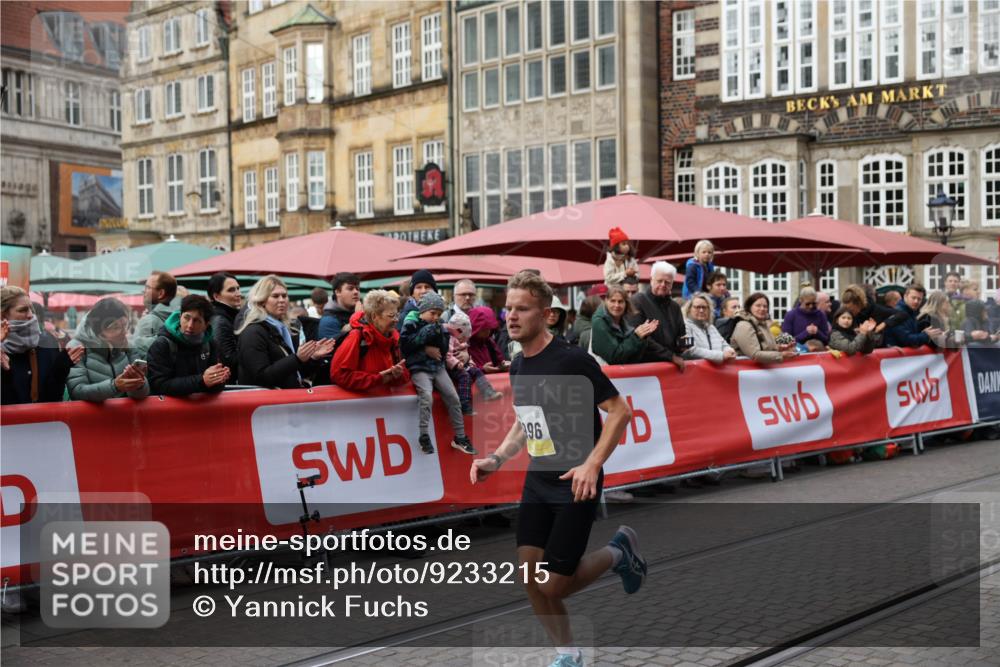 05.10.2025 - 20. swb-Marathon Bremen Yannick Fuchs http://msf.ph/oto/9233215 05.10.2025 10:32:53 Ziel 9996 meine-sportfotos.de