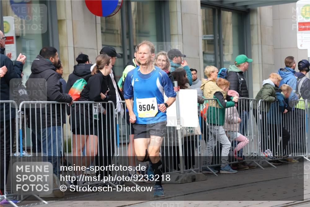 05.10.2025 - 20. swb-Marathon Bremen Strokosch-Dieckow http://msf.ph/oto/9233218 05.10.2025 10:41:50 Ziel 8187, 9364, 9504, 9700, 9775, 9849, 10155, 10375, 10691, 10838, 11217, 11422, 8187, 9364, 9504, 9700, 9775, 9849, 10155, 10375, 10691, 10838, 11217, 11422 meine-sportfotos.de