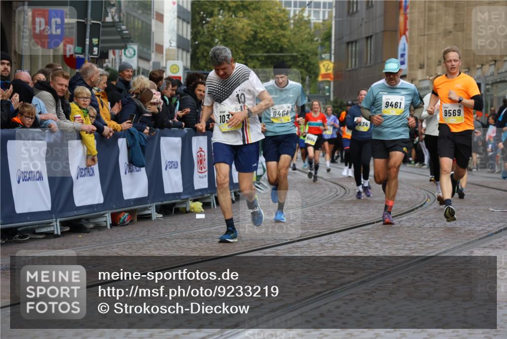 05.10.2025 - 20. swb-Marathon Bremen Strokosch-Dieckow http://msf.ph/oto/9233219 05.10.2025 10:53:34 Ziel 9238, 9461, 9464, 9569, 10310, 10642, 10925, 11046, 11246 meine-sportfotos.de