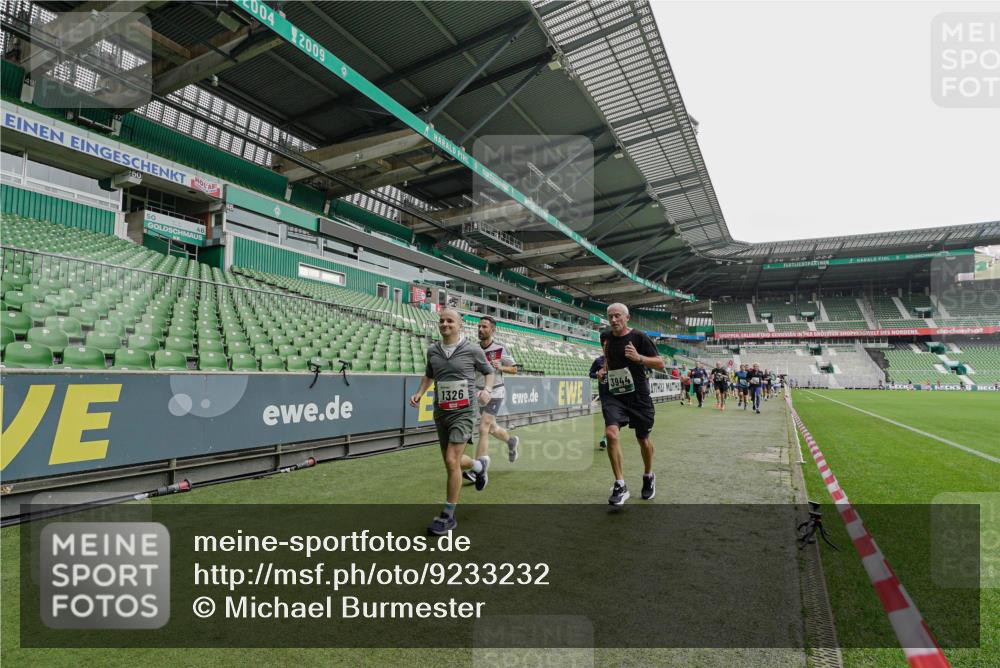 05.10.2025 - 20. swb-Marathon Bremen Michael Burmester http://msf.ph/oto/9233232 05.10.2025 12:55:24 Laufen im Stadion 78, 82, 104, 124, 169, 240, 319, 417, 663, 760, 944, 1326, 1474, 1483, 1490, 1531, 1721, 1737, 1910, 1945, 2022, 2162, 2265, 2431, 2459, 2494, 2605, 2642, 2716, 2884, 3069, 3074, 3489, 3515, 3519, 3531, 3612, 3838, 3848, 3944, 4079, 4116, 4195, 4212, 4257, 4456, 4672, 4771, 4796, 4816, 4823, 4853, 4919, 5034, 5093, 5152, 5177, 5289, 5452, 5484, 5554, 5691, 5833, 5907, 6048, 6106, 6184, 6276, 6527, 6570, 6615, 6649, 6820, 6937, 7052, 8642, 289, 504, 1896 meine-sportfotos.de