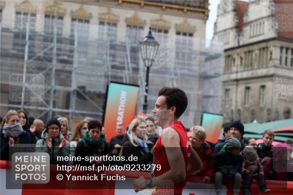 05.10.2025 - 20. swb-Marathon Bremen Yannick Fuchs http://msf.ph/oto/9233279 05.10.2025 10:33:48 Ziel 11130 meine-sportfotos.de