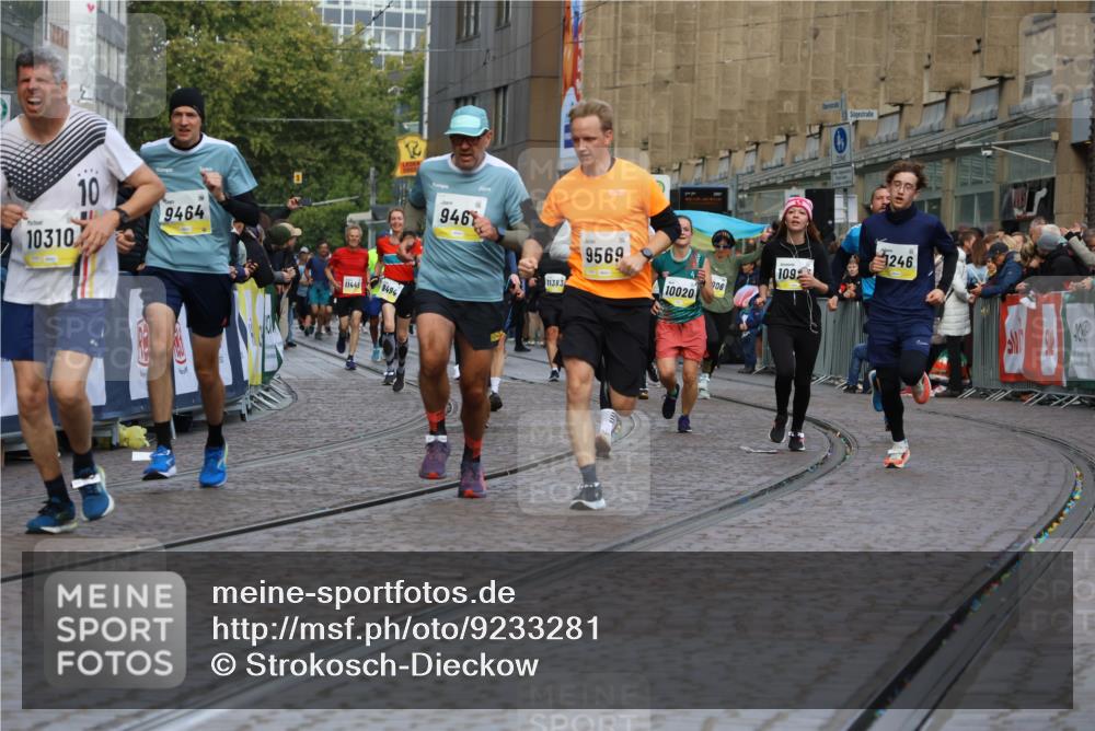 05.10.2025 - 20. swb-Marathon Bremen Strokosch-Dieckow http://msf.ph/oto/9233281 05.10.2025 10:53:34 Ziel 9238, 9461, 9464, 9569, 10310, 10642, 10925, 11046, 11246 meine-sportfotos.de