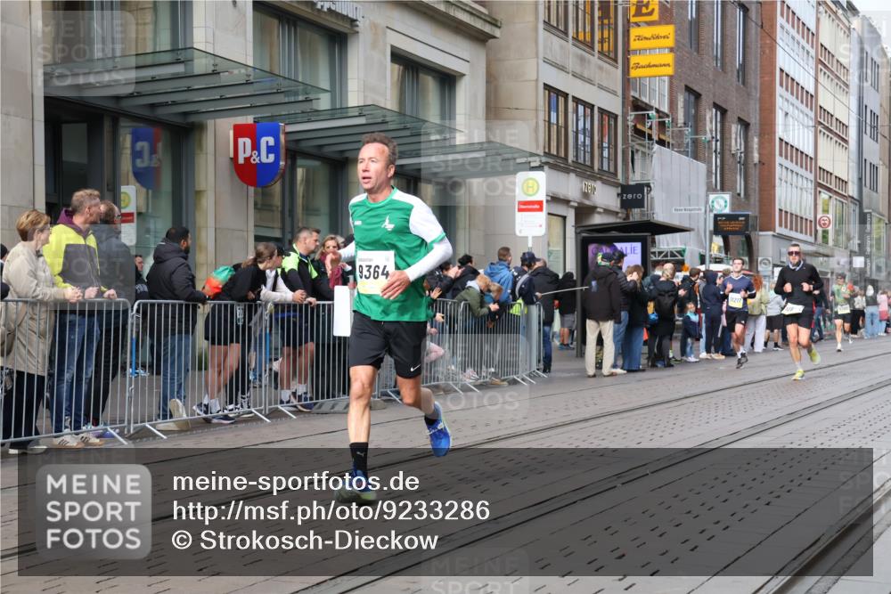 05.10.2025 - 20. swb-Marathon Bremen Strokosch-Dieckow http://msf.ph/oto/9233286 05.10.2025 10:41:58 Ziel 8187, 9364, 9504, 9700, 9775, 10208, 10375, 10838, 11217, 11230, 11422, 8187, 9364, 9504, 9700, 9775, 10208, 10375, 10838, 11217, 11230, 11422 meine-sportfotos.de
