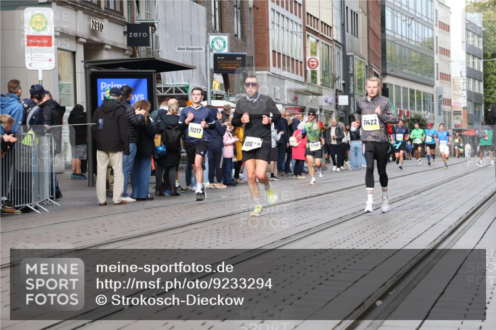 05.10.2025 - 20. swb-Marathon Bremen Strokosch-Dieckow http://msf.ph/oto/9233294 05.10.2025 10:41:59 Ziel 8187, 9364, 9504, 9700, 9775, 10208, 10375, 10838, 11217, 11230, 11422, 11725, 8187, 9364, 9504, 9700, 9775, 10208, 10375, 10838, 11217, 11230, 11422, 11725 meine-sportfotos.de
