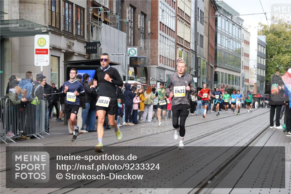 05.10.2025 - 20. swb-Marathon Bremen Strokosch-Dieckow http://msf.ph/oto/9233324 05.10.2025 10:42:00 Ziel 8187, 9364, 9504, 9700, 9775, 10208, 10375, 10838, 11217, 11230, 11422, 11725, 8187, 9364, 9504, 9700, 9775, 10208, 10375, 10838, 11217, 11230, 11422, 11725 meine-sportfotos.de