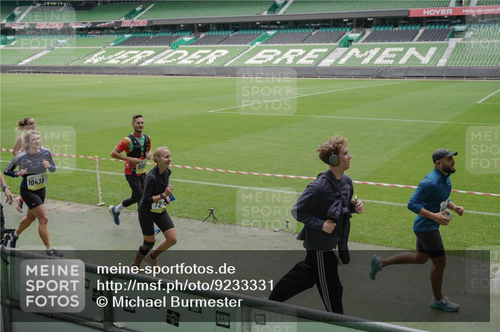 05.10.2025 - 20. swb-Marathon Bremen Michael Burmester http://msf.ph/oto/9233331 05.10.2025 10:31:21 Laufen im Stadion 7251, 9004, 9172, 9196, 9214, 9252, 9263, 9267, 9277, 9287, 9333, 9337, 9399, 9416, 9425, 9431, 9449, 9457, 9506, 9584, 9645, 9676, 9683, 9708, 9715, 9742, 9787, 9791, 9852, 9894, 9903, 9934, 10014, 10016, 10020, 10066, 10163, 10199, 10222, 10240, 10251, 10279, 10317, 10321, 10356, 10378, 10380, 10438, 10449, 10479, 10514, 10537, 10543, 10556, 10609, 10636, 10638, 10655, 10668, 10669, 10698, 10719, 10743, 7733, 9209, 9230, 9251, 9906 meine-sportfotos.de