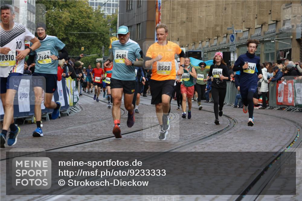 05.10.2025 - 20. swb-Marathon Bremen Strokosch-Dieckow http://msf.ph/oto/9233333 05.10.2025 10:53:34 Ziel 9238, 9461, 9464, 9569, 10310, 10642, 10925, 11046, 11246 meine-sportfotos.de