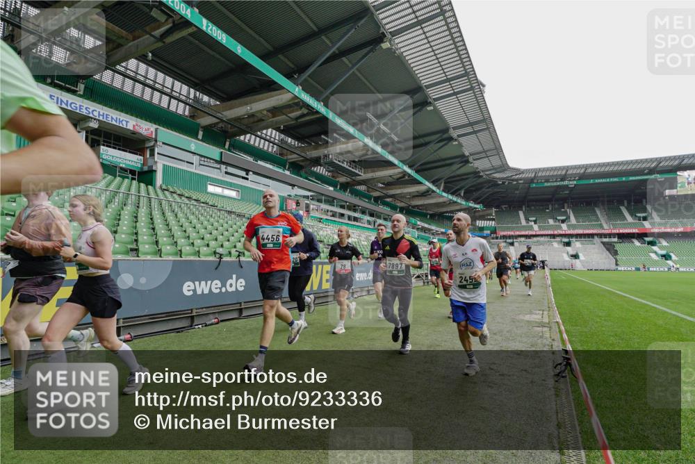 05.10.2025 - 20. swb-Marathon Bremen Michael Burmester http://msf.ph/oto/9233336 05.10.2025 12:55:37 Laufen im Stadion 78, 124, 240, 663, 760, 984, 1261, 1326, 1490, 1531, 1737, 1774, 1825, 1910, 1931, 2022, 2162, 2431, 2459, 2490, 2494, 2605, 2642, 2716, 2884, 2942, 3074, 3489, 3515, 3519, 3612, 3749, 3838, 3944, 4079, 4116, 4149, 4195, 4212, 4288, 4432, 4456, 4771, 4796, 4823, 4853, 4919, 5034, 5093, 5152, 5177, 5289, 5484, 5554, 5615, 5691, 5719, 5833, 5907, 6048, 6106, 6184, 6276, 6515, 6527, 6570, 6615, 6649, 6744, 6820, 6937, 8060, 8144, 82, 104, 124, 169 meine-sportfotos.de