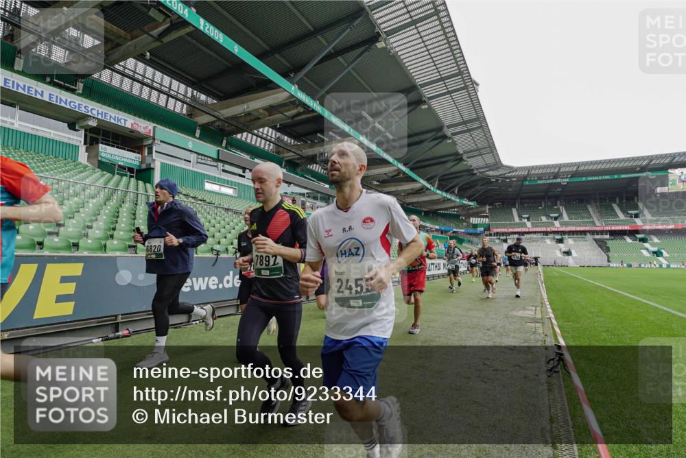 05.10.2025 - 20. swb-Marathon Bremen Michael Burmester http://msf.ph/oto/9233344 05.10.2025 12:55:37 Laufen im Stadion 78, 124, 240, 663, 760, 984, 1261, 1326, 1490, 1531, 1737, 1774, 1825, 1910, 1931, 2022, 2162, 2431, 2459, 2490, 2494, 2605, 2642, 2716, 2884, 2942, 3074, 3489, 3515, 3519, 3612, 3749, 3838, 3944, 4079, 4116, 4149, 4195, 4212, 4288, 4432, 4456, 4771, 4796, 4823, 4853, 4919, 5034, 5093, 5152, 5177, 5289, 5484, 5554, 5615, 5691, 5719, 5833, 5907, 6048, 6106, 6184, 6276, 6515, 6527, 6570, 6615, 6649, 6744, 6820, 6937, 8060, 8144, 82, 104, 124, 169 meine-sportfotos.de