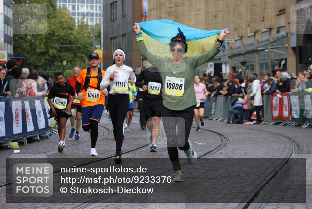 05.10.2025 - 20. swb-Marathon Bremen Strokosch-Dieckow http://msf.ph/oto/9233376 05.10.2025 10:53:44 Ziel 9494, 9934, 10020, 10416, 10696, 10906, 10966, 11141, 11383, 11445 meine-sportfotos.de