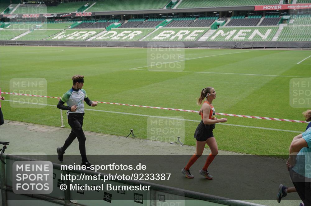 05.10.2025 - 20. swb-Marathon Bremen Michael Burmester http://msf.ph/oto/9233387 05.10.2025 10:31:23 Laufen im Stadion 7251, 9004, 9172, 9196, 9214, 9252, 9256, 9263, 9267, 9277, 9287, 9333, 9337, 9399, 9416, 9425, 9431, 9449, 9457, 9506, 9581, 9584, 9645, 9676, 9683, 9708, 9715, 9742, 9787, 9791, 9852, 9894, 9903, 9934, 10014, 10016, 10020, 10029, 10066, 10163, 10199, 10222, 10226, 10240, 10251, 10279, 10310, 10317, 10321, 10335, 10356, 10380, 10438, 10449, 10479, 10514, 10537, 10543, 10556, 10609, 10636, 10638, 10655, 10668, 10669, 10698, 10719, 10743, 7733, 9209, 9230, 9251, 9906 meine-sportfotos.de