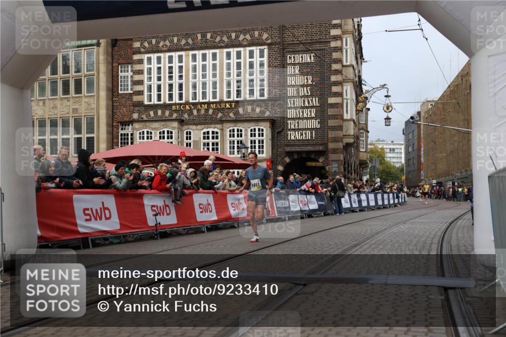 05.10.2025 - 20. swb-Marathon Bremen Yannick Fuchs http://msf.ph/oto/9233410 05.10.2025 10:34:29 Ziel 9851 meine-sportfotos.de