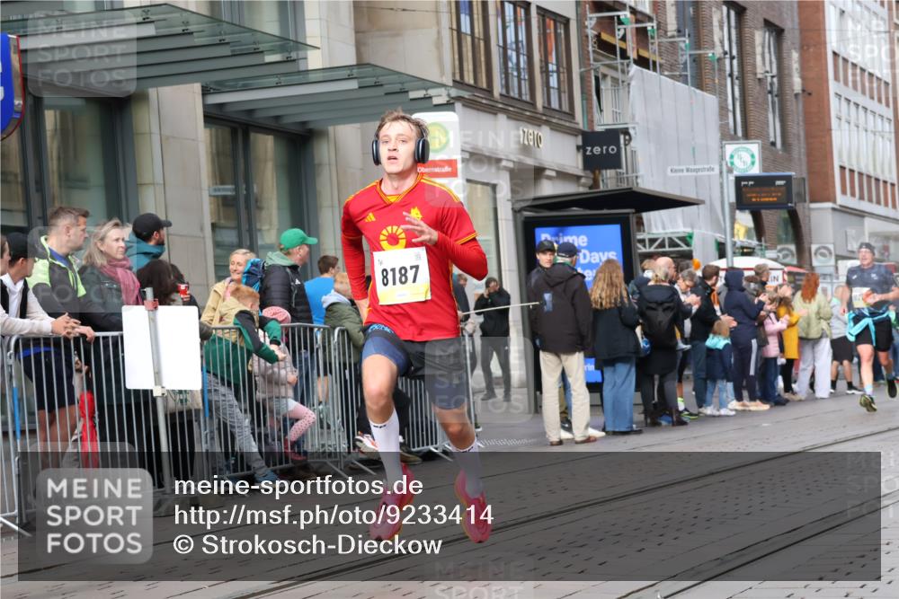 05.10.2025 - 20. swb-Marathon Bremen Strokosch-Dieckow http://msf.ph/oto/9233414 05.10.2025 10:42:06 Ziel 8187, 9700, 9775, 10208, 10375, 10838, 11217, 11230, 11422, 11725, 8187, 9700, 9775, 10208, 10375, 10838, 11217, 11230, 11422, 11725 meine-sportfotos.de
