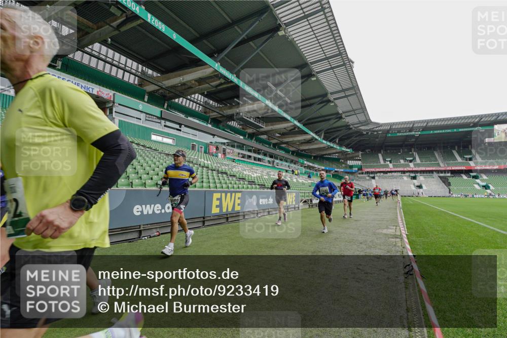 05.10.2025 - 20. swb-Marathon Bremen Michael Burmester http://msf.ph/oto/9233419 05.10.2025 12:55:46 Laufen im Stadion 78, 240, 325, 663, 760, 984, 1261, 1326, 1490, 1531, 1737, 1774, 1825, 1910, 1931, 2022, 2162, 2459, 2490, 2605, 2716, 2884, 2942, 3074, 3161, 3489, 3515, 3519, 3612, 3749, 3838, 3944, 4052, 4079, 4116, 4149, 4195, 4212, 4288, 4432, 4456, 4771, 4796, 4823, 4853, 5034, 5093, 5152, 5177, 5289, 5370, 5484, 5490, 5554, 5615, 5691, 5719, 5833, 5907, 6048, 6106, 6276, 6441, 6515, 6527, 6570, 6615, 6649, 6744, 6797, 6820, 6937, 8060, 8144, 8222, 82, 104, 124, 169 meine-sportfotos.de