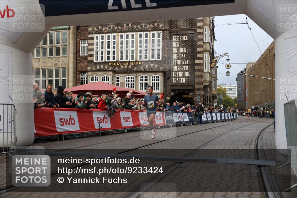 05.10.2025 - 20. swb-Marathon Bremen Yannick Fuchs http://msf.ph/oto/9233424 05.10.2025 10:34:29 Ziel 9851 meine-sportfotos.de