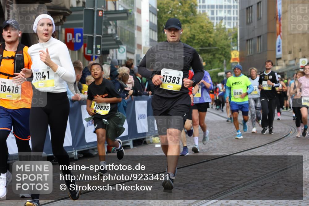 05.10.2025 - 20. swb-Marathon Bremen Strokosch-Dieckow http://msf.ph/oto/9233431 05.10.2025 10:53:47 Ziel 9494, 9701, 9934, 10020, 10046, 10416, 10616, 10696, 10906, 10966, 11141, 11383, 11445, 11533 meine-sportfotos.de