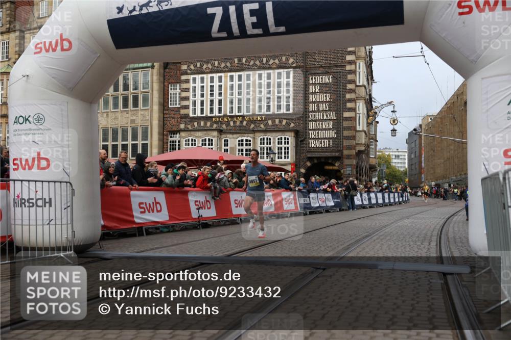 05.10.2025 - 20. swb-Marathon Bremen Yannick Fuchs http://msf.ph/oto/9233432 05.10.2025 10:34:29 Ziel 9851 meine-sportfotos.de
