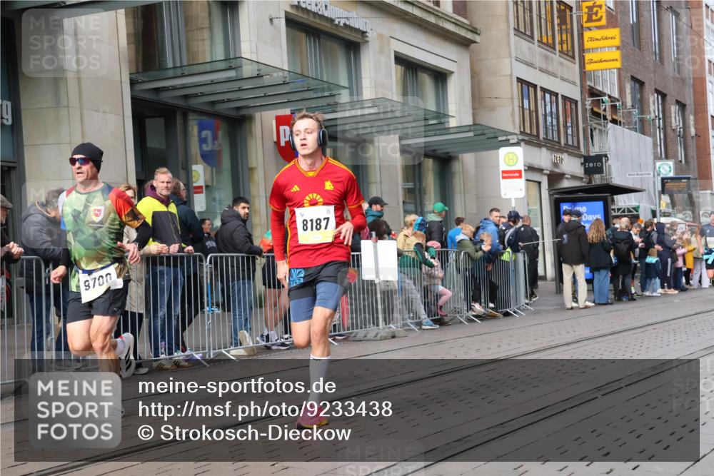 05.10.2025 - 20. swb-Marathon Bremen Strokosch-Dieckow http://msf.ph/oto/9233438 05.10.2025 10:42:06 Ziel 8187, 9700, 9775, 10208, 10375, 10838, 11217, 11230, 11422, 11725, 8187, 9700, 9775, 10208, 10375, 10838, 11217, 11230, 11422, 11725 meine-sportfotos.de