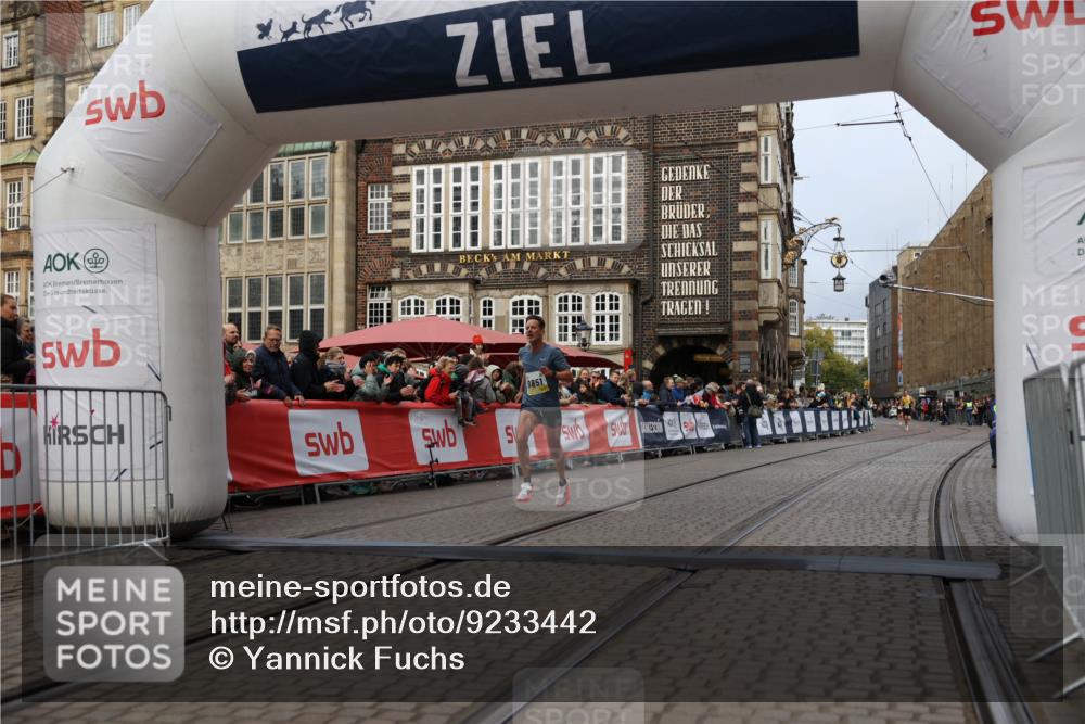 05.10.2025 - 20. swb-Marathon Bremen Yannick Fuchs http://msf.ph/oto/9233442 05.10.2025 10:34:29 Ziel 9851 meine-sportfotos.de