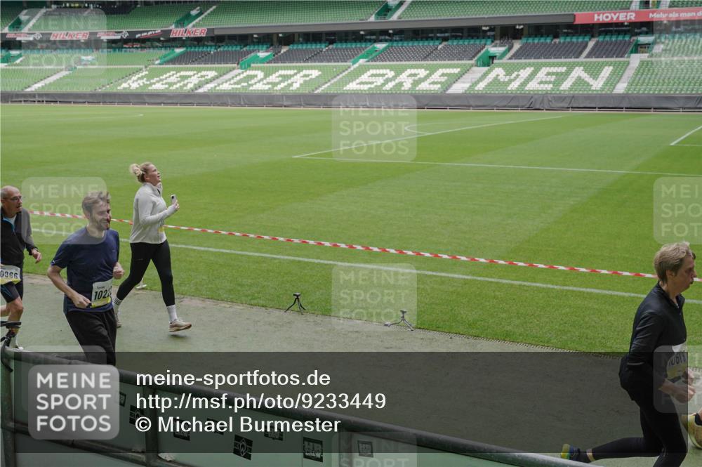 05.10.2025 - 20. swb-Marathon Bremen Michael Burmester http://msf.ph/oto/9233449 05.10.2025 10:31:26 Laufen im Stadion 7251, 9004, 9172, 9196, 9252, 9256, 9263, 9267, 9277, 9287, 9337, 9399, 9416, 9425, 9431, 9449, 9457, 9506, 9581, 9584, 9645, 9676, 9683, 9708, 9715, 9742, 9791, 9852, 9903, 9934, 10014, 10016, 10020, 10029, 10163, 10199, 10206, 10222, 10226, 10240, 10251, 10279, 10296, 10310, 10317, 10321, 10335, 10356, 10438, 10449, 10479, 10514, 10537, 10543, 10609, 10636, 10638, 10655, 10668, 10669, 10698, 10719, 10743, 7733, 9214, 9230, 9251 meine-sportfotos.de