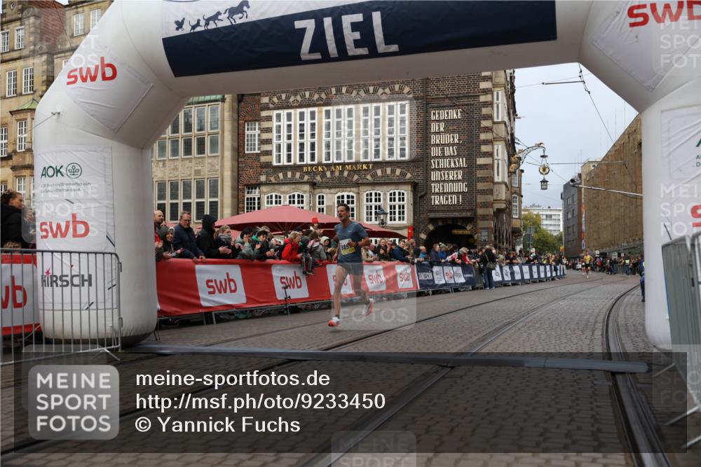 05.10.2025 - 20. swb-Marathon Bremen Yannick Fuchs http://msf.ph/oto/9233450 05.10.2025 10:34:29 Ziel 9851 meine-sportfotos.de