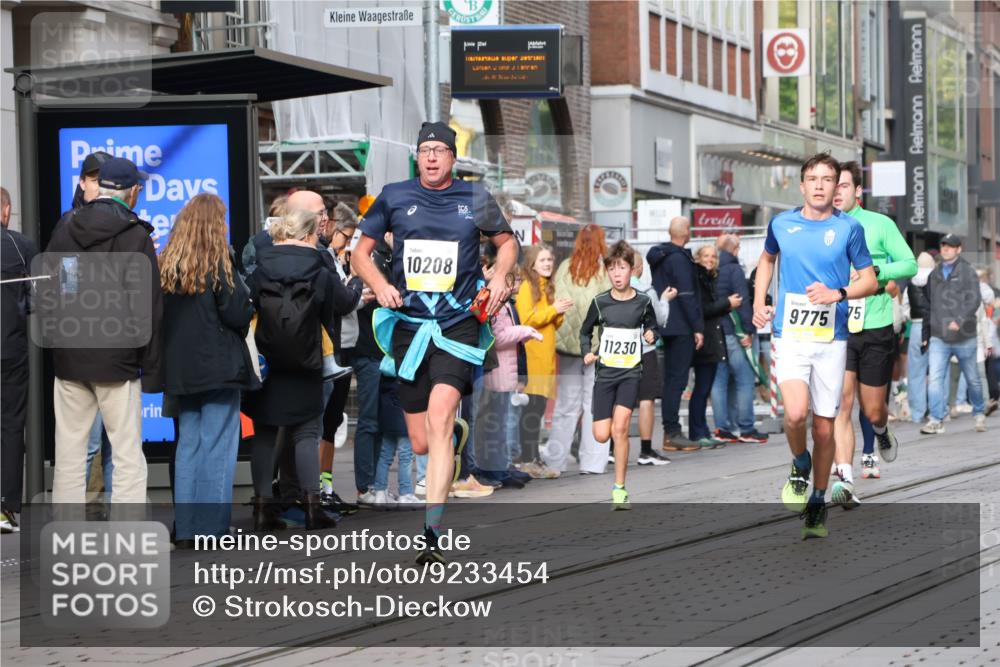 05.10.2025 - 20. swb-Marathon Bremen Strokosch-Dieckow http://msf.ph/oto/9233454 05.10.2025 10:42:08 Ziel 9700, 9775, 10208, 10375, 10592, 11178, 11217, 11230, 11725, 9700, 9775, 10208, 10375, 10592, 11178, 11217, 11230, 11725 meine-sportfotos.de