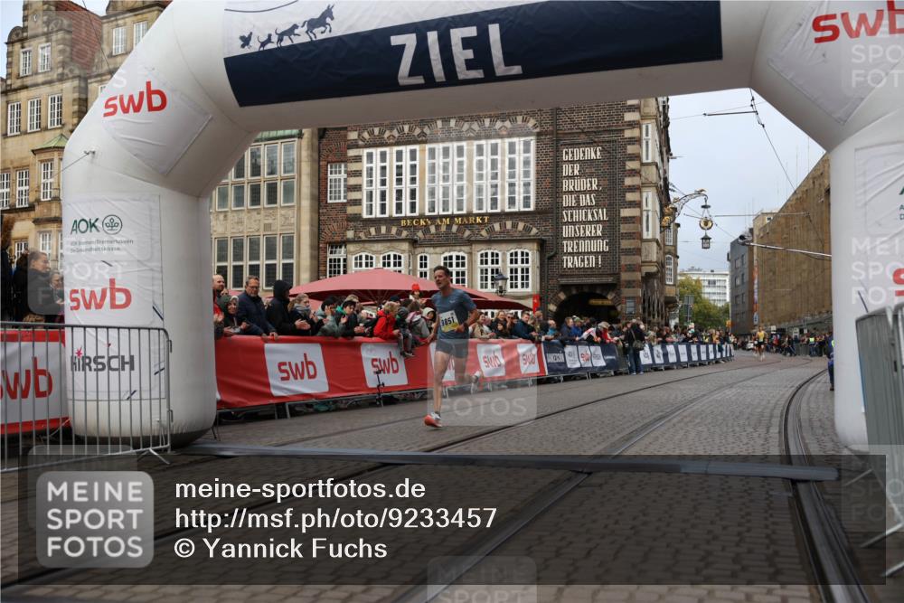 05.10.2025 - 20. swb-Marathon Bremen Yannick Fuchs http://msf.ph/oto/9233457 05.10.2025 10:34:29 Ziel 9851 meine-sportfotos.de