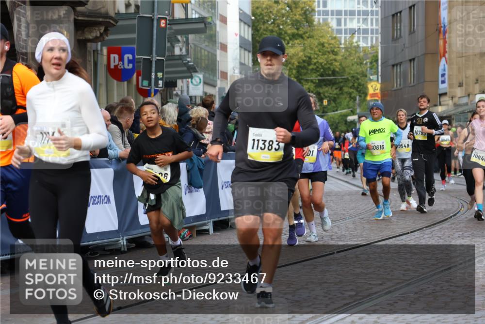 05.10.2025 - 20. swb-Marathon Bremen Strokosch-Dieckow http://msf.ph/oto/9233467 05.10.2025 10:53:48 Ziel 9456, 9494, 9701, 9934, 10046, 10416, 10616, 10696, 10906, 10966, 11141, 11383, 11445, 11533 meine-sportfotos.de