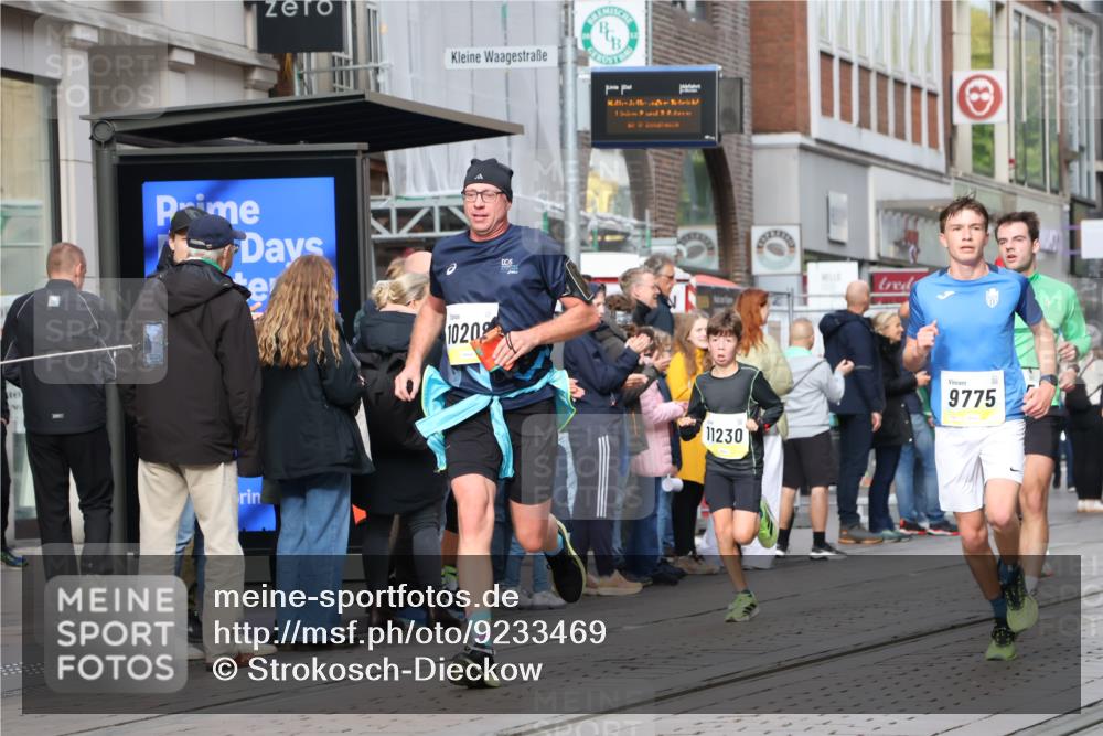 05.10.2025 - 20. swb-Marathon Bremen Strokosch-Dieckow http://msf.ph/oto/9233469 05.10.2025 10:42:08 Ziel 9700, 9775, 10208, 10375, 10592, 11178, 11217, 11230, 11725, 9700, 9775, 10208, 10375, 10592, 11178, 11217, 11230, 11725 meine-sportfotos.de