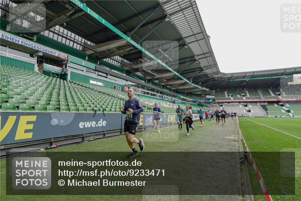 05.10.2025 - 20. swb-Marathon Bremen Michael Burmester http://msf.ph/oto/9233471 05.10.2025 12:55:55 Laufen im Stadion 78, 240, 325, 760, 830, 901, 984, 989, 1261, 1326, 1490, 1531, 1774, 1825, 1910, 1931, 2022, 2134, 2149, 2162, 2459, 2490, 2605, 2716, 2884, 2942, 3074, 3161, 3489, 3515, 3519, 3612, 3749, 3838, 3944, 4052, 4079, 4116, 4149, 4195, 4212, 4288, 4432, 4456, 4485, 4796, 4823, 4853, 5093, 5152, 5177, 5289, 5370, 5484, 5490, 5554, 5615, 5691, 5719, 5833, 5907, 6048, 6070, 6106, 6276, 6441, 6515, 6570, 6615, 6689, 6744, 6797, 6820, 6937, 8060, 8144, 8222, 124, 169, 6527 meine-sportfotos.de