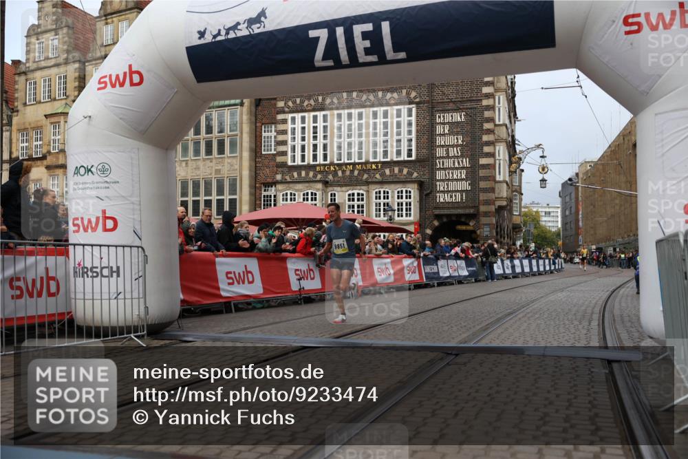 05.10.2025 - 20. swb-Marathon Bremen Yannick Fuchs http://msf.ph/oto/9233474 05.10.2025 10:34:29 Ziel 9851 meine-sportfotos.de