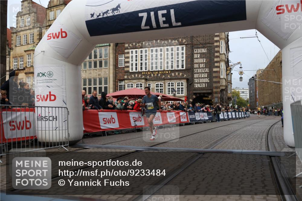05.10.2025 - 20. swb-Marathon Bremen Yannick Fuchs http://msf.ph/oto/9233484 05.10.2025 10:34:29 Ziel 9851 meine-sportfotos.de