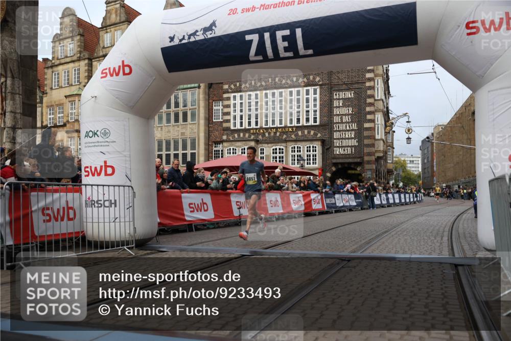 05.10.2025 - 20. swb-Marathon Bremen Yannick Fuchs http://msf.ph/oto/9233493 05.10.2025 10:34:30 Ziel 9851 meine-sportfotos.de