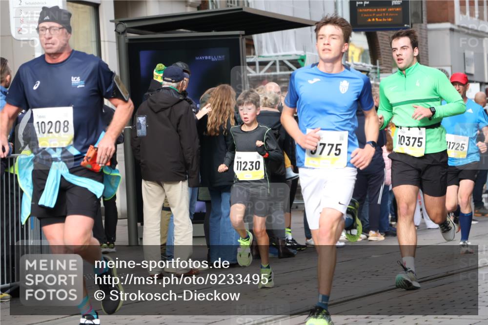 05.10.2025 - 20. swb-Marathon Bremen Strokosch-Dieckow http://msf.ph/oto/9233495 05.10.2025 10:42:10 Ziel 9700, 9775, 10208, 10375, 10592, 11178, 11230, 11725, 9700, 9775, 10208, 10375, 10592, 11178, 11230, 11725 meine-sportfotos.de