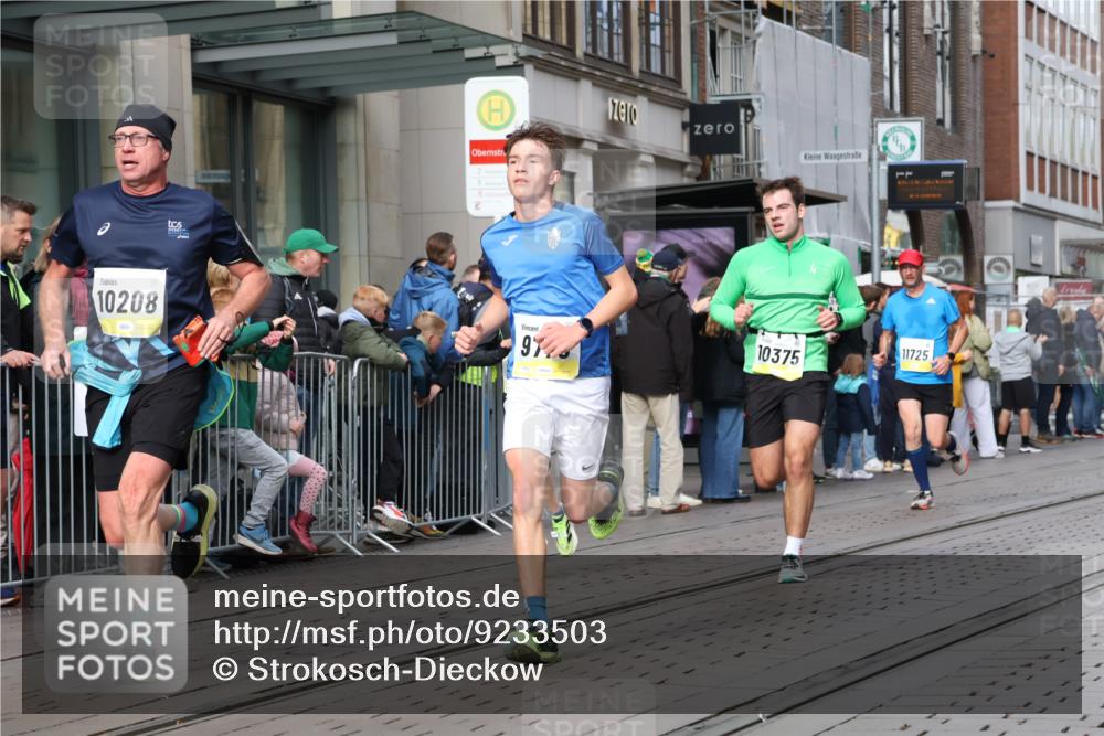 05.10.2025 - 20. swb-Marathon Bremen Strokosch-Dieckow http://msf.ph/oto/9233503 05.10.2025 10:42:11 Ziel 9700, 9775, 10208, 10375, 10592, 11178, 11230, 11725, 9700, 9775, 10208, 10375, 10592, 11178, 11230, 11725 meine-sportfotos.de