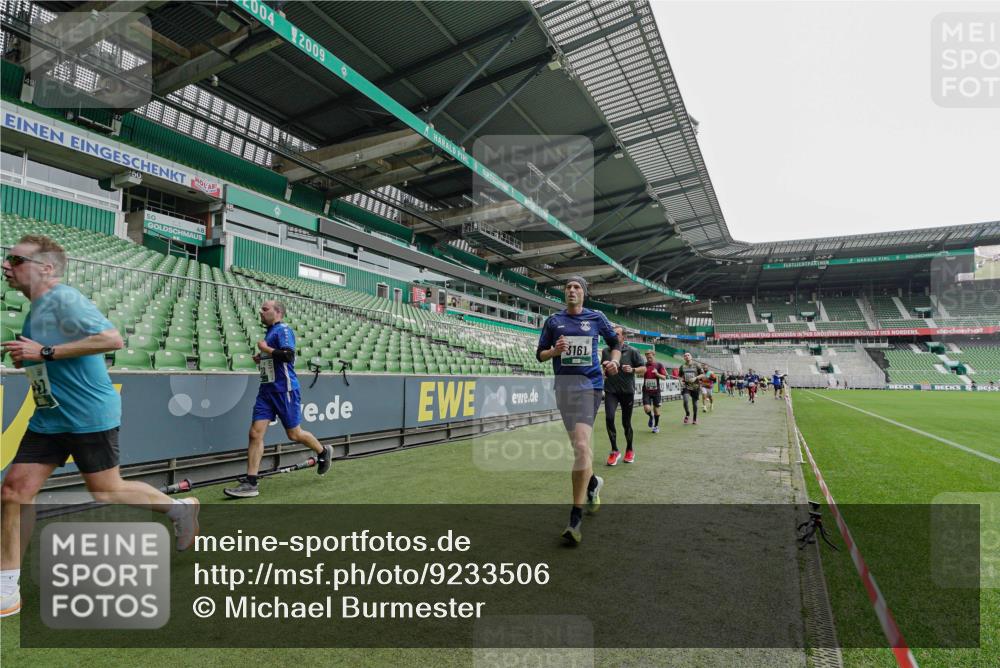 05.10.2025 - 20. swb-Marathon Bremen Michael Burmester http://msf.ph/oto/9233506 05.10.2025 12:55:59 Laufen im Stadion 78, 240, 325, 760, 830, 901, 984, 989, 1261, 1326, 1490, 1531, 1774, 1825, 1910, 1931, 2134, 2149, 2162, 2459, 2490, 2605, 2716, 2884, 2942, 3074, 3161, 3489, 3515, 3519, 3612, 3749, 3838, 3944, 4052, 4079, 4116, 4149, 4195, 4212, 4288, 4432, 4456, 4485, 4796, 4853, 5093, 5152, 5177, 5289, 5370, 5484, 5490, 5554, 5615, 5691, 5719, 5833, 5907, 6048, 6070, 6106, 6276, 6441, 6515, 6570, 6615, 6689, 6744, 6797, 6820, 6937, 7920, 8060, 8144, 8222, 6527 meine-sportfotos.de