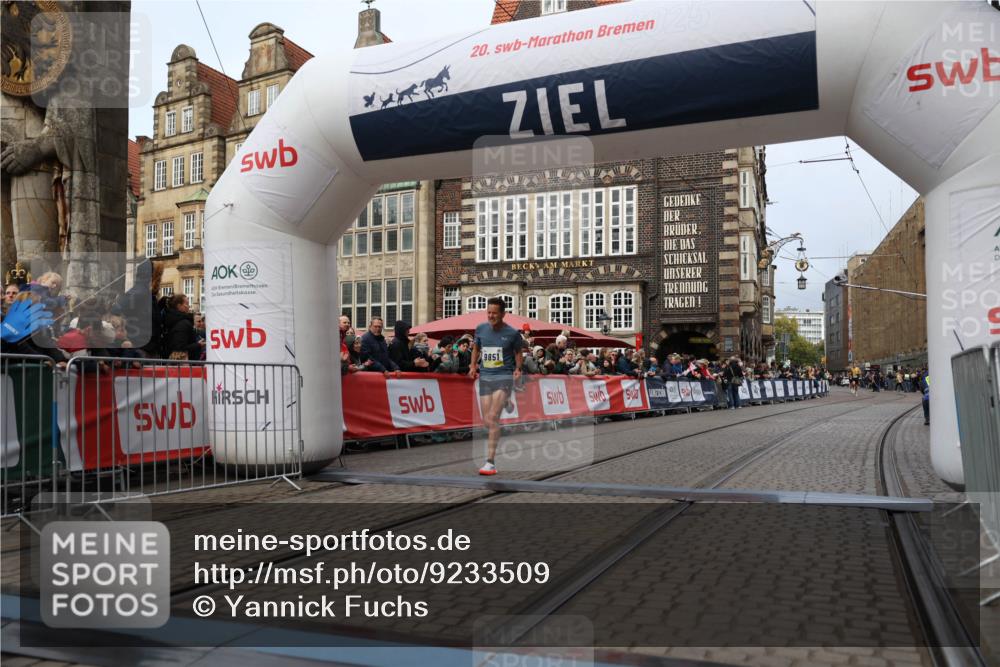 05.10.2025 - 20. swb-Marathon Bremen Yannick Fuchs http://msf.ph/oto/9233509 05.10.2025 10:34:30 Ziel 9851 meine-sportfotos.de