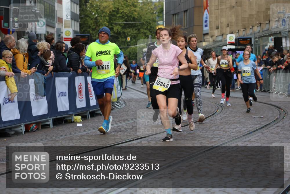 05.10.2025 - 20. swb-Marathon Bremen Strokosch-Dieckow http://msf.ph/oto/9233513 05.10.2025 10:53:51 Ziel 9456, 9548, 9701, 10046, 10163, 10416, 10484, 10616, 10696, 10785, 11141, 11152, 11383, 11445, 11533 meine-sportfotos.de