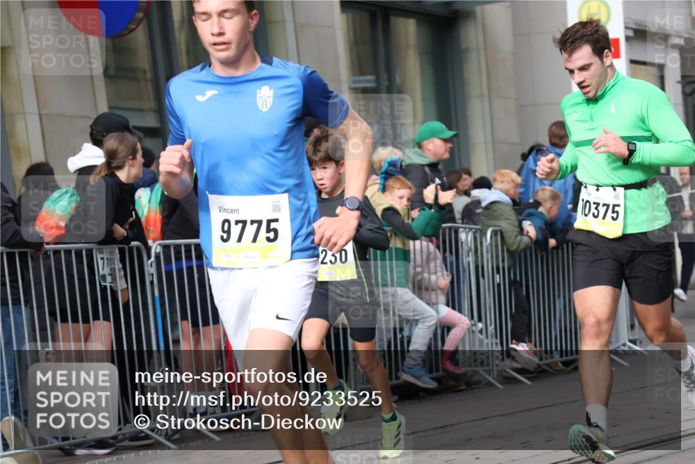 05.10.2025 - 20. swb-Marathon Bremen Strokosch-Dieckow http://msf.ph/oto/9233525 05.10.2025 10:42:12 Ziel 9700, 9775, 10208, 10375, 10592, 11178, 11230, 11725, 9700, 9775, 10208, 10375, 10592, 11178, 11230, 11725 meine-sportfotos.de