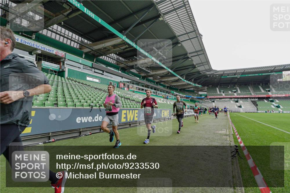 05.10.2025 - 20. swb-Marathon Bremen Michael Burmester http://msf.ph/oto/9233530 05.10.2025 12:56:01 Laufen im Stadion 78, 240, 325, 760, 830, 901, 984, 989, 1261, 1326, 1490, 1531, 1774, 1825, 1910, 1931, 2134, 2149, 2162, 2459, 2490, 2605, 2716, 2884, 2942, 3074, 3161, 3515, 3519, 3612, 3749, 3838, 3944, 4052, 4079, 4116, 4149, 4195, 4212, 4288, 4432, 4456, 4485, 4796, 4853, 5093, 5152, 5177, 5289, 5370, 5469, 5484, 5490, 5554, 5615, 5691, 5719, 5833, 5907, 6048, 6070, 6106, 6176, 6276, 6441, 6515, 6570, 6615, 6689, 6744, 6797, 6820, 6937, 7292, 7920, 8060, 8144, 8222, 6527 meine-sportfotos.de