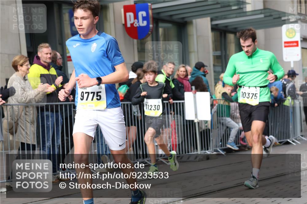 05.10.2025 - 20. swb-Marathon Bremen Strokosch-Dieckow http://msf.ph/oto/9233533 05.10.2025 10:42:12 Ziel 9700, 9775, 10208, 10375, 10592, 11178, 11230, 11725, 9700, 9775, 10208, 10375, 10592, 11178, 11230, 11725 meine-sportfotos.de